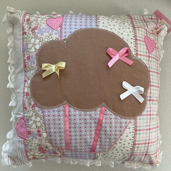 LOVE & CUPCAKES Cupcake Pillow - Picture 4 of 12